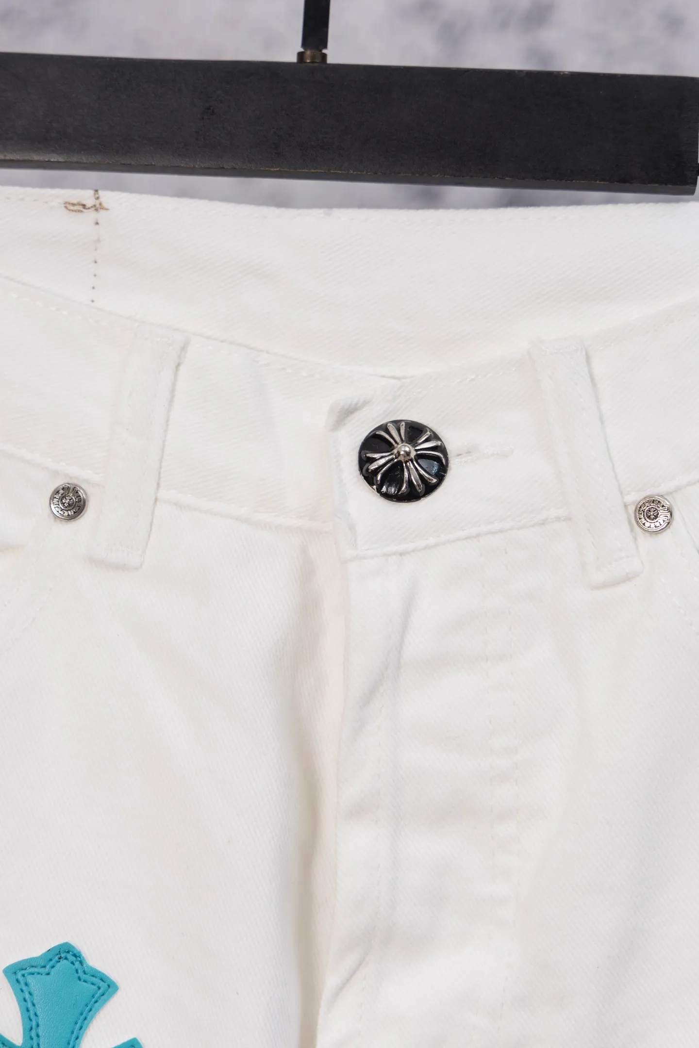 P240 CH Chromehearts limited edition leopard print double blue cross leather white jeans, priced at 34W level, patchwork cross pattern embellishment, washed jeans! ! An absolutely high-end luxury product, a 1.9W-level god-level single product, a super popular product, made by top heavy industry, a magic weapon that cannot be missed! [About Zangyin] This is an extremely luxurious fashion brand that can also be called the aristocracy of the high street. It has always been an exclusive brand for some hipsters or rich second generations. Compared with ordinary high streets, it is more luxurious and noble. Compared with luxury brands, it is more fashionable and individual. It has always been a brand that I have a special liking for. [Top heavy industry fashion design] Consistently high-street luxury style. Speaking of this style, the Zangyin family and GU family are definitely the leading representative brands. Especially the Zangyin family has really achieved a state-of-the-art effect in creating high-street style. The unique washed material is used to create this style. The color system is already quite eye-catching. After it is decorated with patchwork cross flowers, it cleverly highlights the charm of the brand. Secondly, this style uses classic The high-waist cutting design highlights the long legs and fashionable temperament of the upper body. The brand is highly recognizable and the slim fit configuration is more suitable for daily wear. It is a product that interprets personality, fashion, and specifications at a glance. This single product is enough to make any fan excited. It can be a white T-shirt for a youthful college style, or a tight suspender for a royal style. It has strong matching ability and can be easily controlled by men.  [Materials and craftsmanship] Needless to say, this point goes without saying. As an excellent craftsman brand, Zangyin’s requirements for details and craftsmanship are really perfect. The washed color of this model has gone through so many processes, not to mention the embellishment of denim appliques. It is also purely hand-made and sewn. Just like what they believe in, only hand-made things have soul and have the meaning of wear. A top-notch heavy-duty fashionable denim item, I look forward to your perfect interpretation! !  Color: white Size: 28-36